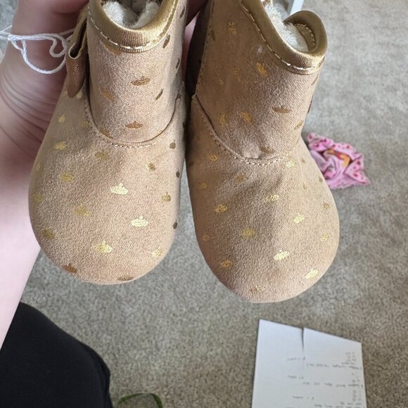 Disney princess baby boots Tan NWT Size 2 Gold Crowns Bows Payless Shoes - Picture 8 of 8